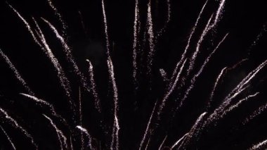 Gökyüzünde ağır çekim havai fişek patlamaları