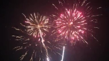 Gökyüzünde havai fişek patlamaları 4K