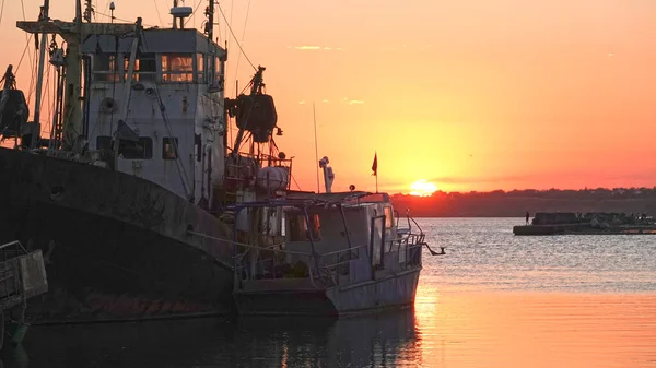 Gün batımında terk edilmiş eski bir balıkçı teknesi.