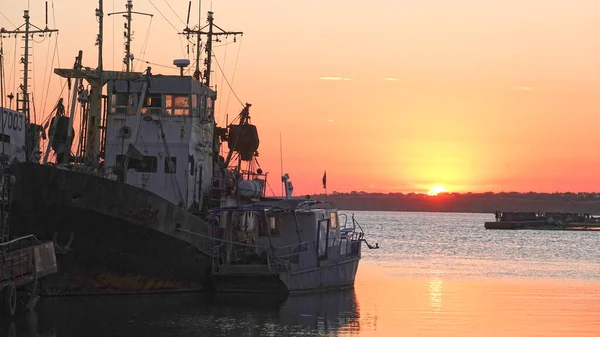 Gün batımında terk edilmiş eski bir balıkçı teknesi.