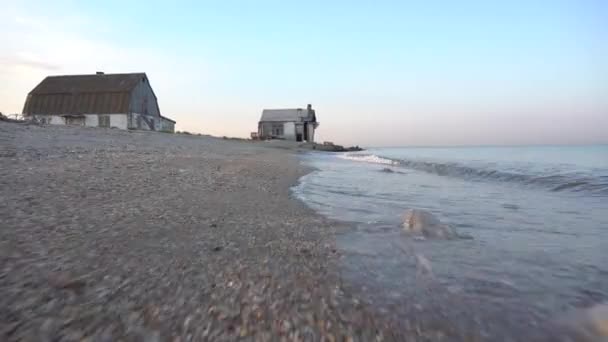 Ruines abandonnées d'une maison au bord de la mer d'Azov — Video