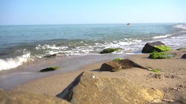 Les vagues de la mer s'écrasent contre le rocher sur le littoral — Video