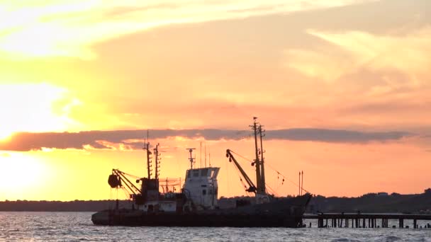 Moored fishing boat on the pier at sunset. Timelapse — Stock Video