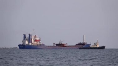 Ukrayna, Berdyansk - 01 Ağustos 2020: Limandan yüklü gemi