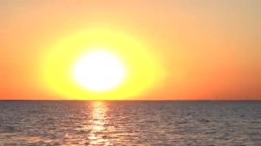 Azov Denizi 'nde güzel bir gün batımı. Zaman Uygulaması