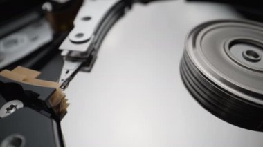 Kafa bloğu parçalanmış hard disk. Yakın plan.