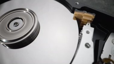 Kafa bloğu parçalanmış hard disk. Yakın plan.
