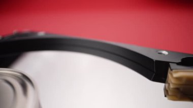 Kafa bloğu parçalanmış hard disk. Yakın plan.