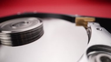 Kafa bloğu parçalanmış hard disk. Yakın plan.