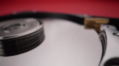 Kafa bloğu parçalanmış hard disk. Yakın plan.