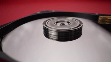 Kafa bloğu parçalanmış hard disk. Yakın plan.