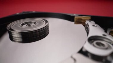 Kafa bloğu parçalanmış hard disk. Yakın plan.