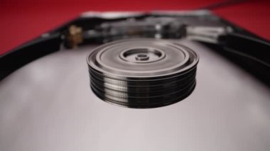 Kafa bloğu parçalanmış hard disk. Yakın plan.