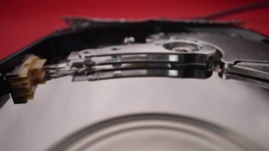 Kafa bloğu parçalanmış hard disk. Yakın plan.