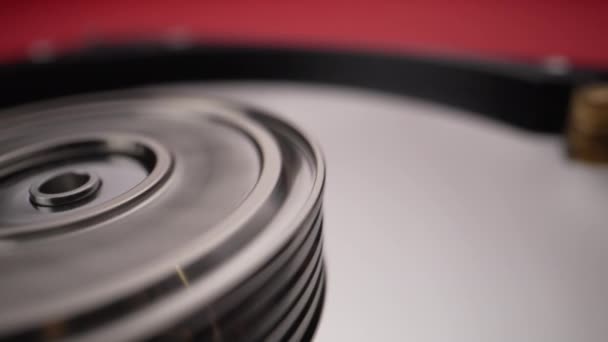 Roterande diskar på en demonterad hårddisk Närbild — Stockvideo