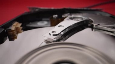 Parçalanmış bir sabit diskin baş bloğu disklerden bilgi okur. Yakın çekim Yavaş çekim