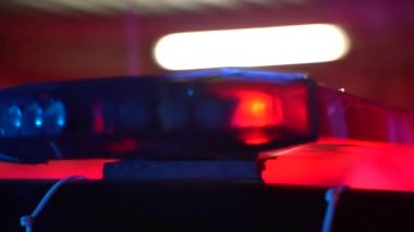 Polis arabasındaki kırmızı mavi uyarı ışıkları. Yavaş çekim