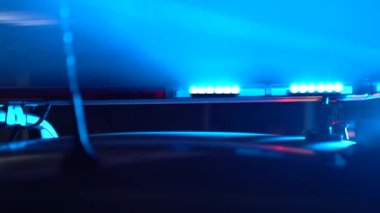Polis arabasındaki kırmızı mavi uyarı ışıkları. Yavaş çekim