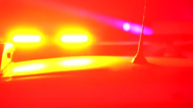 Polis arabasındaki kırmızı mavi uyarı ışıkları. Yavaş çekim