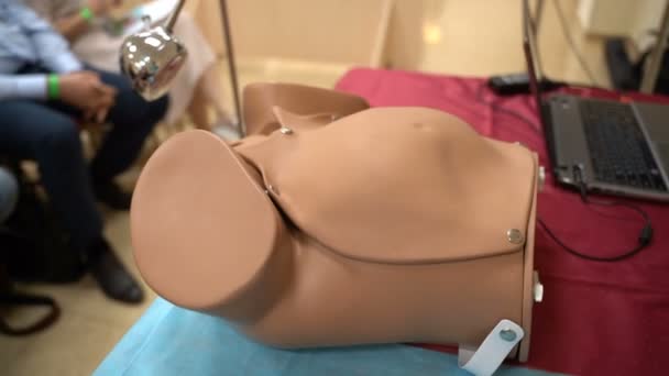 Training Surgeon Students Mannequins Mannequin Lies Table — Vídeo de stock