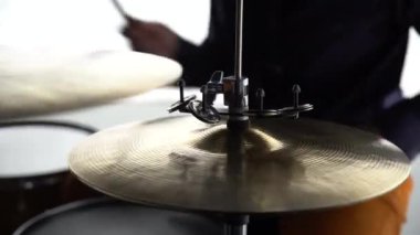 Baterist bateri çalıyor. Orta Shot 4k