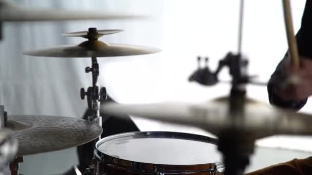 Drummer Speelt Drums Middellange Schot — Stockvideo