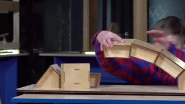 Çocuk 10 yıldır bir köprü inşa ahşap blok yaptı.