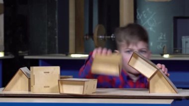 Çocuk 10 yıldır bir köprü inşa ahşap blok yaptı.