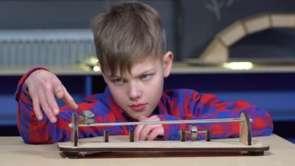 Rapaz Nos Rolos Rolos Gabinete Física Escola — Vídeo de Stock