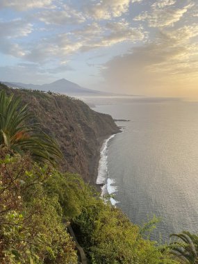 Kıyı ve volkan manzarası