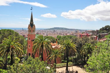 Barcelona 'daki Park Guell' den görüntü. Barcelona, İspanya 'da açık mavi gökyüzünde