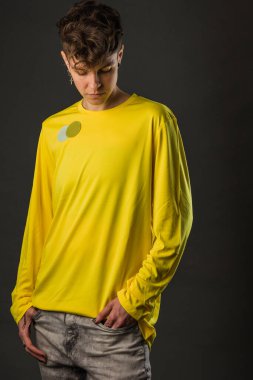 Çift cinsiyetli olmayan travesti lezbiyen çift cinsiyetli sylish. Küçük göğüslü, endişeli kişisel kimlik.