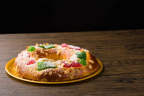 Pastel tradicional de Navidad español. Roscon de reyes o rosca de reyes es un alimento horneado en epifanía — Foto de Stock