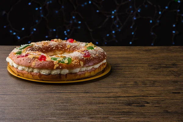 Pastel tradicional de Navidad español. Roscon de reyes o rosca de reyes es un alimento horneado en epifanía — Foto de Stock