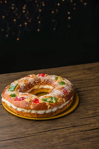 Tradicional tarta de comida navideña española. fondo roscon de reyes con adornos sobre mesa de madera — Foto de Stock