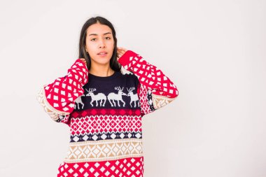 Noel çirkin süveteri hediyesi. Latin genç kadın mutlu noeller.