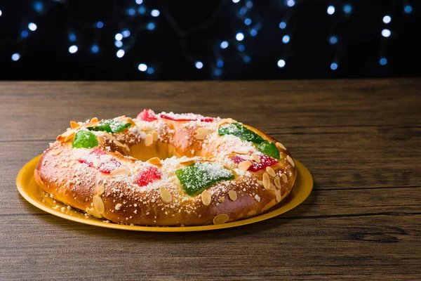 Geleneksel İspanyol Noel yemeği keki. Roscon de Reyes arka planı ve ahşap masa süsleri