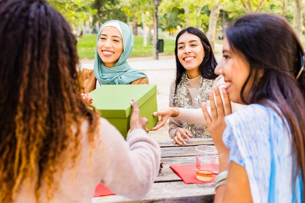 Weihnachtsgeschenk Überraschungsbox für das neue Jahr zu feiern. Lebensstil multiethnische Gruppe — Stockfoto