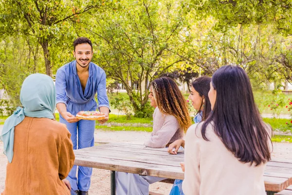 Weihnachtsfeier multirassische Gruppe auf einem Tisch. Millennial diverse Gruppe, die roscon de reyes isst — Stockfoto