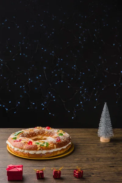 Roscon de reyes es la típica torta de Navidad española para comer en celebración de la epifanía — Foto de Stock