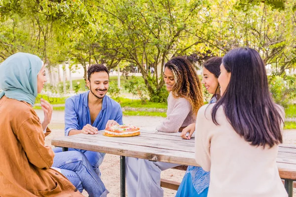 Weihnachtsfeier multirassische Gruppe auf einem Tisch. Millennial diverse Gruppe, die roscon de reyes isst — Stockfoto