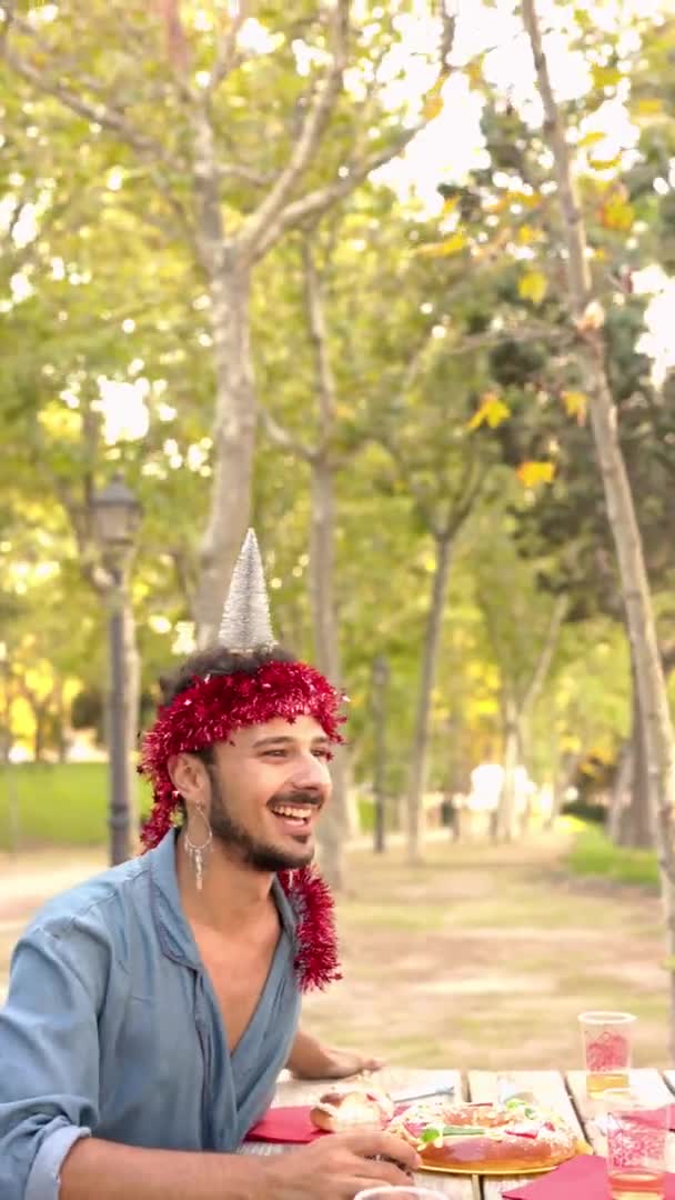 Celebração de Natal grupo multirracial em uma mesa. millennial diverso grupo comendo roscon de reyes — Vídeo de Stock