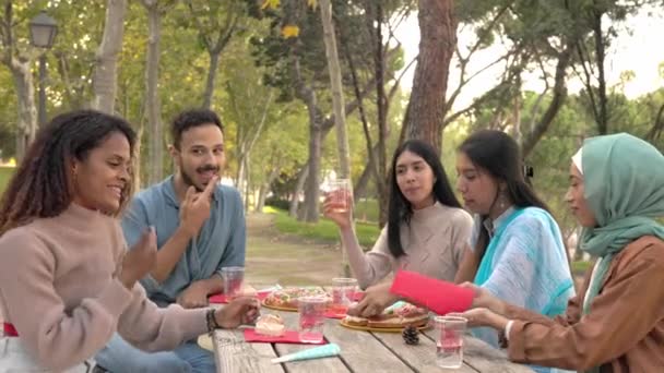 Grupo multiracial comendo roscon de reyeson uma mesa. millennial diverso grupo celebração de Natal — Vídeo de Stock