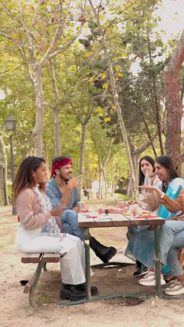 Julfirande multiracial grupp på ett bord. tusenårig olika grupp äter roscon de reyes — Stockvideo