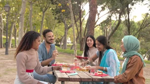 Celebração de Natal grupo multirracial em uma mesa. millennial diverso grupo comendo roscon de reyes — Vídeo de Stock
