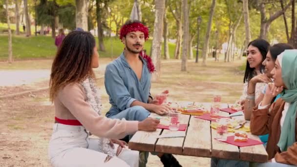 Celebración de Navidad grupo multirracial en una mesa. millennial diverso grupo comiendo roscon de reyes — Vídeo de stock