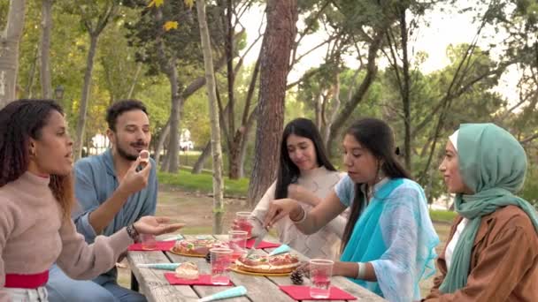 Grupo multirracial comiendo roscon de reyesen una mesa. millennial grupo diverso celebración de Navidad — Vídeos de Stock