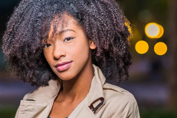 Dominikai Köztársaság fiatal diák nő fejlövés. Téli életmód afro haj Latin portré — Stock Fotó