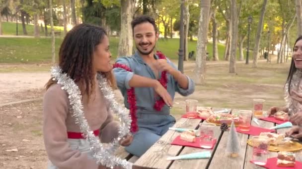 크리스마스 축하 자리에서 다 인종 그룹을 축하 해. 로손 데 레예스를 먹는 천년기의 다양 한 집단 — 비디오