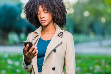 Mobil Teknoloji. Kıvırcık saçlı Latin Dominik Cumhuriyeti kadını